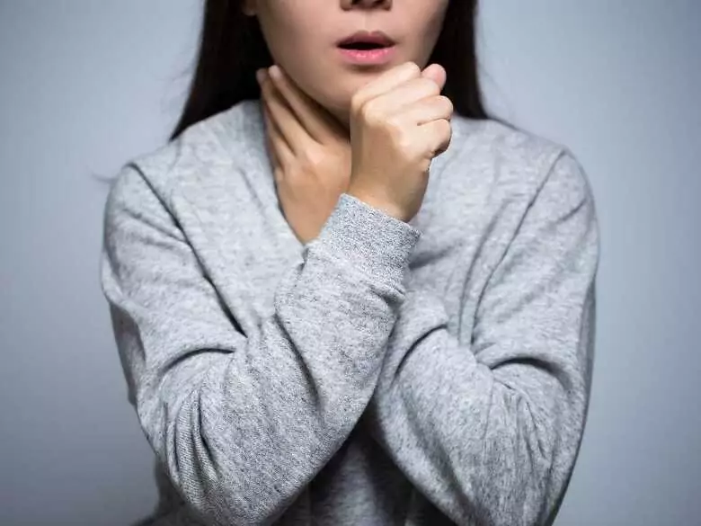 Od alergii aż do tików – przyczyny częstego odchrząkiwania